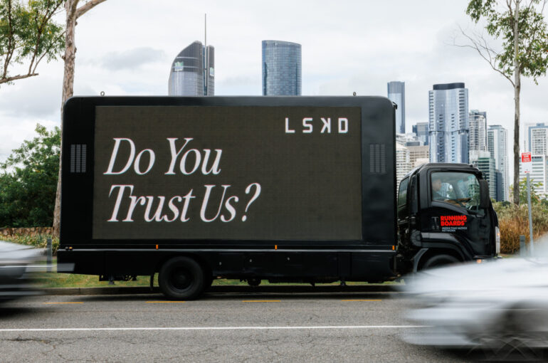 How Digital Outdoor Advertising is Revolutionising the Online Retail Market